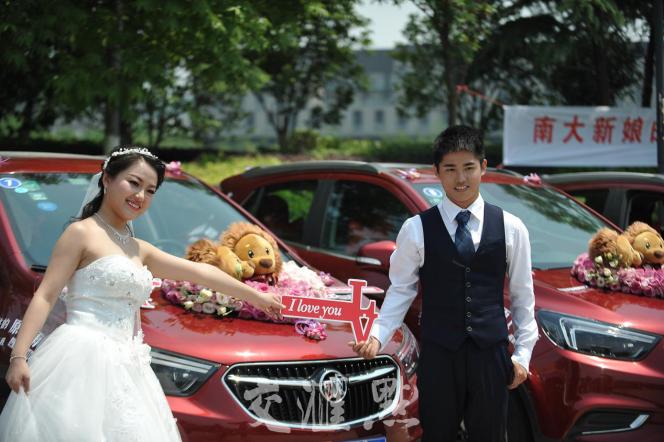 中午，婚车车队抵达仙林校区婚礼仪式现场。身披白色婚纱的南大新娘在此拍照留念。