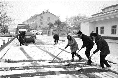 浦口区桥林街道组织了24支扫雪防冻小分队,近2000人奋战在扫雪一线.