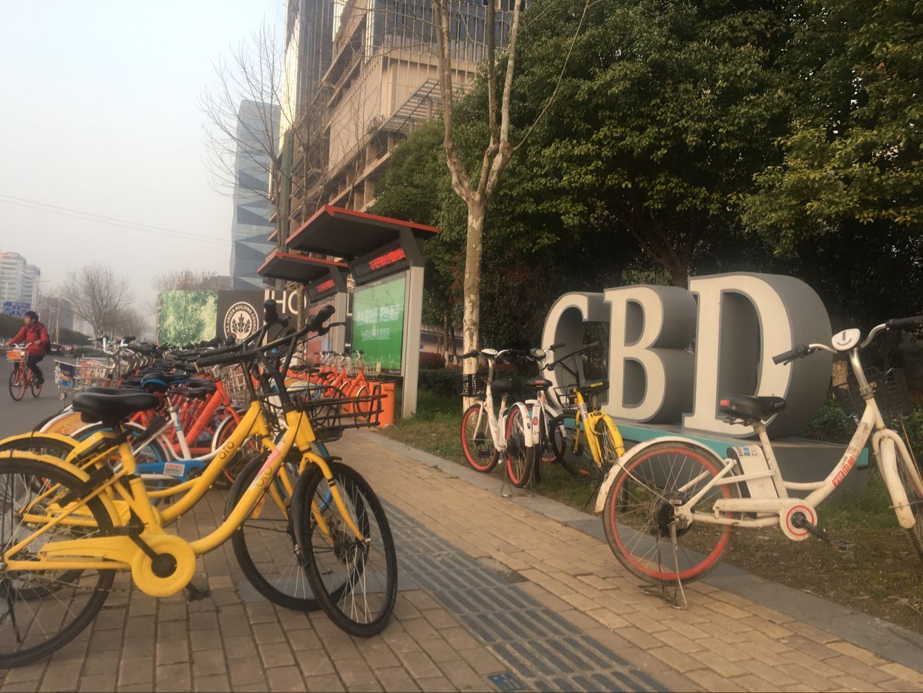 南京对共享单车上笼头:严管单车公司,违停扣信