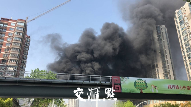 浓烟蔽日!南京河西一新建楼盘突发大火