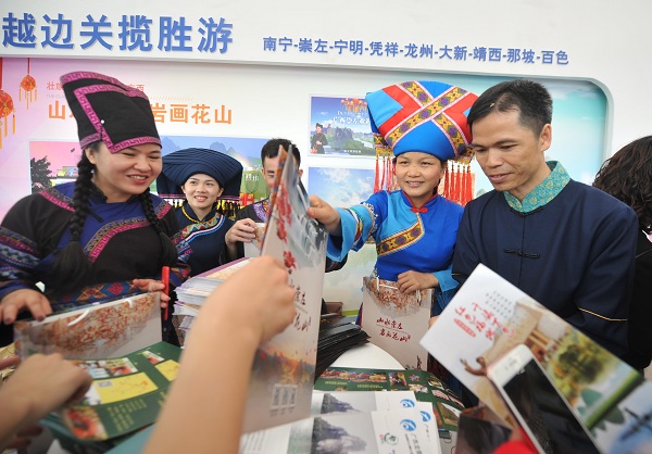 广西壮族有多少人口_所属词条 大新壮族古部落 壮乡风情画之一 大新板价屯短