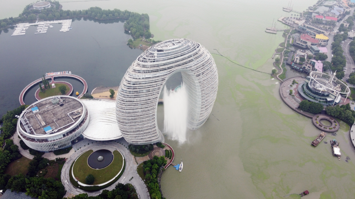 图为: 浙江湖州市南太湖新区月亮广场.