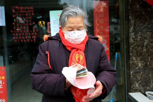 [泗洪县]养老金积攒1万元 泗洪94岁“中国好人”为战“疫”献爱心