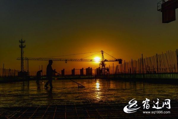 『』泗洪：夕阳下的建设者