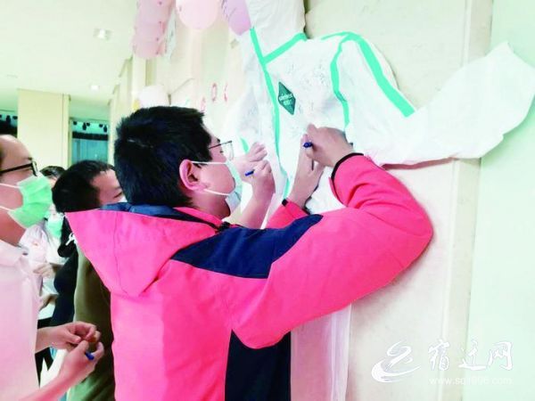 ■宿迁十五名援鄂医务人员昨归来 “疫”无反顾去 春日安然归