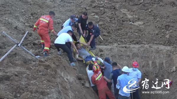 突发 工地塌方3人被困,泗洪消防2小时徒手救人 