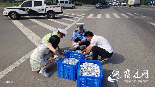 |2000余个灯头“飞”出货车散落一地 幸好遇上了他们……