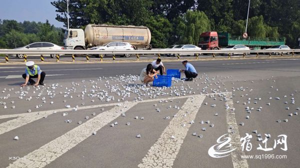 |2000余个灯头“飞”出货车散落一地 幸好遇上了他们……