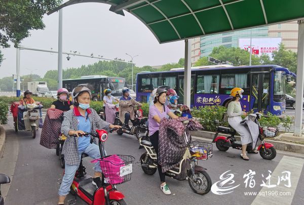 |今晨7点10分，宿迁开出首张未佩戴安全头盔罚单！