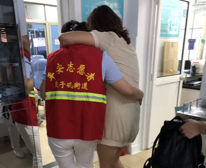 大妈昏厥社工果断施援手传递好风尚