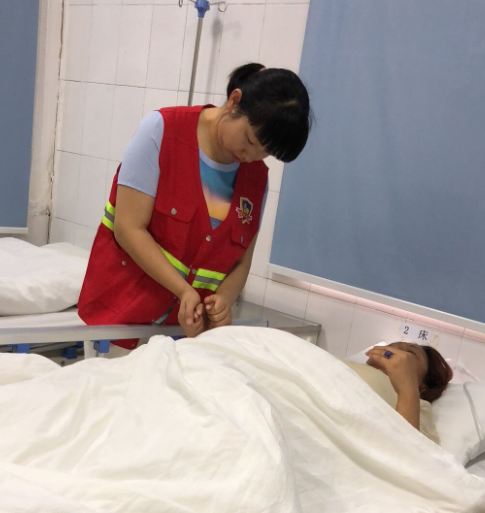 大妈昏厥社工果断施援手传递好风尚