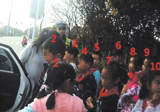 bob娱乐:吴江连查四起接送学生车辆超员 一辆小轿车塞了10个学生