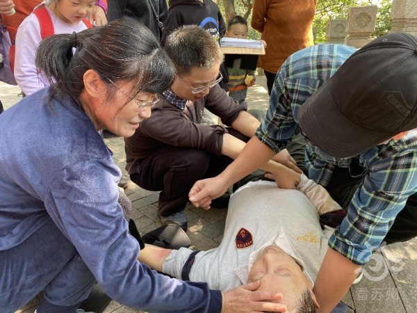 老人|感动！苏州灵岩山，“运动服医生”这一跪真美！