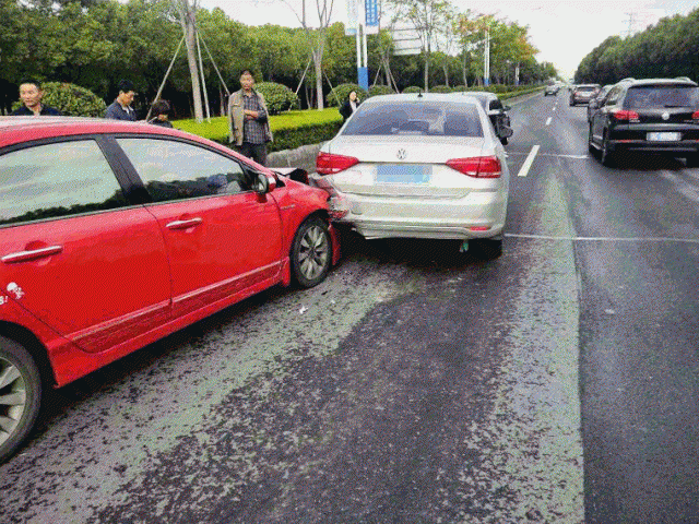 小轿车|上班途中，七车连环相撞……