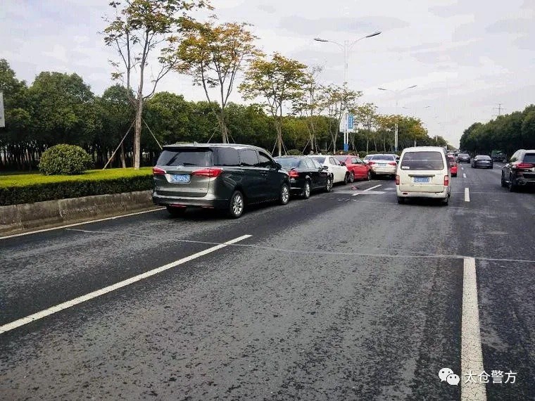 小轿车|上班途中，七车连环相撞……