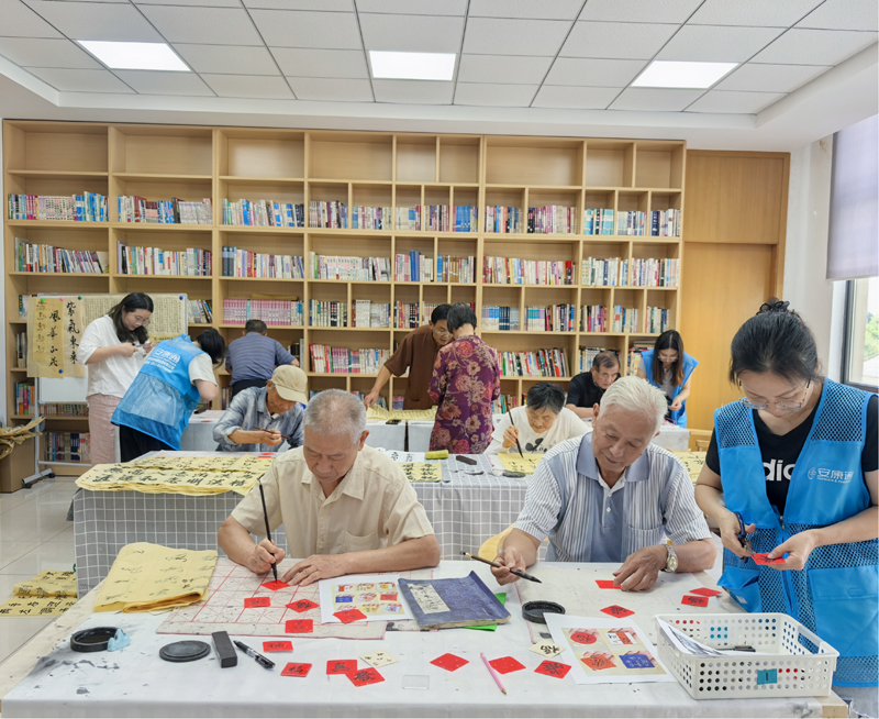 苏州漕湖街道开展书法特色文创活动开元棋牌试玩翰墨飘香贴近生活——(图2)