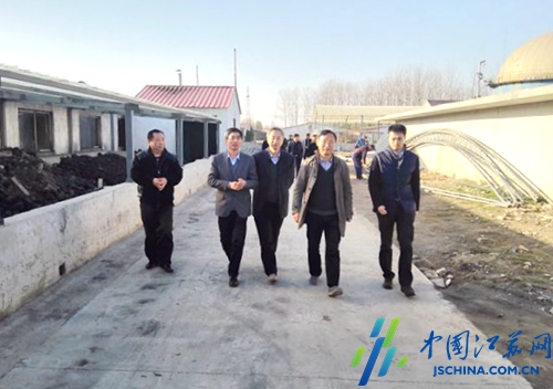 农业局局长马德云,在江苏牧院党委书记吉文林和科技产业处处长戴建华
