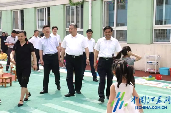 泰兴市领导莅临滨江幼儿园开展六一儿童节慰