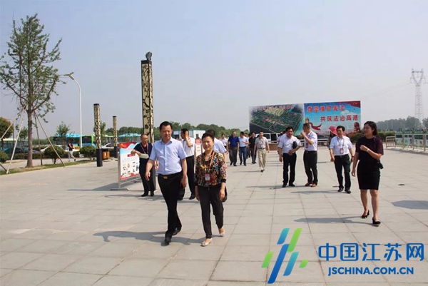 高港区组织人大代表视察七五普法工作