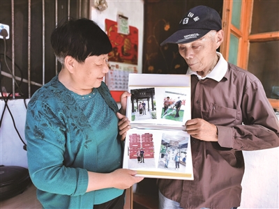 ■泰州阿姨带患病老伴到40多个城市“打卡”散心 社区记录他们的爱情足迹