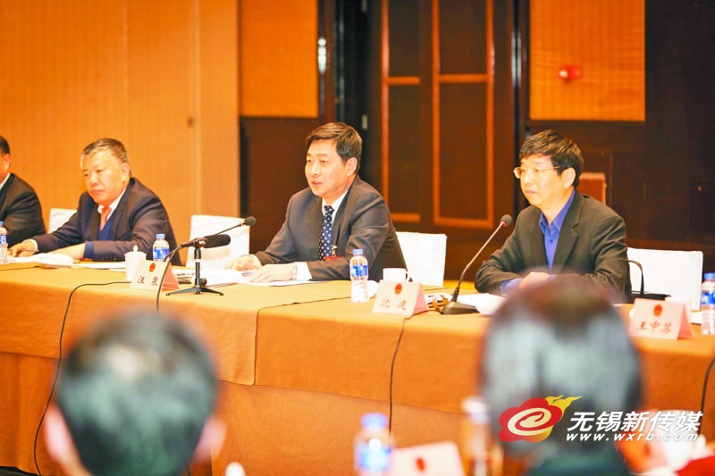　　　昨天，汪泉在宜兴代表团参加对政府工作报告的审议。　（本报记者　吕枫　摄）