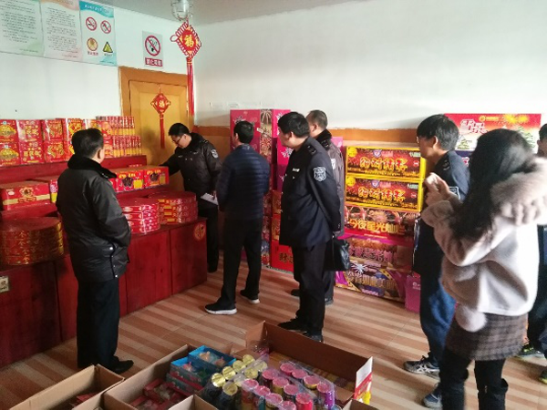 无锡惠山城管为保春节平安严查违法销售烟花爆