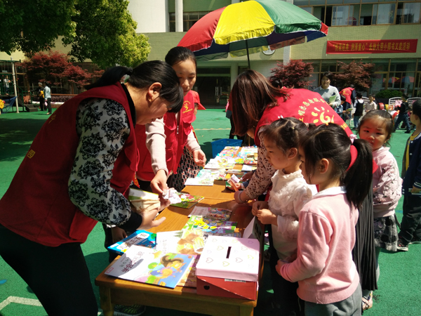 江阴长寿实验幼儿园开展图书义卖活动