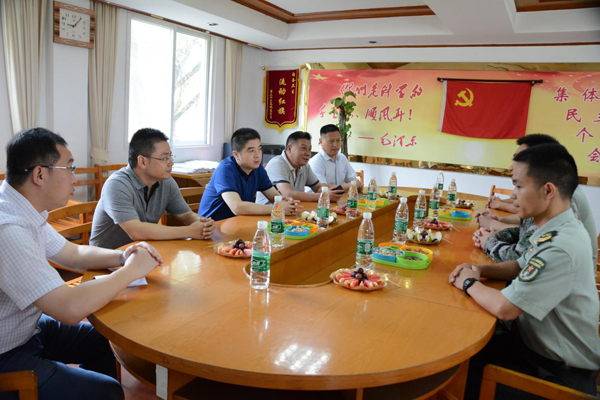 江阴云亭街道领导走访慰问驻地部队官兵共庆