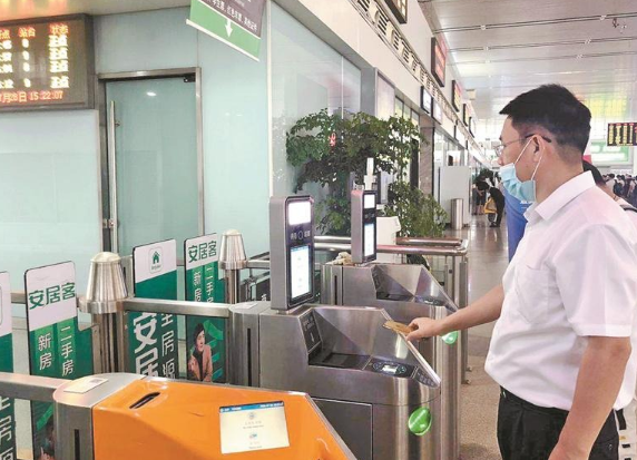 月亮|刷手机坐动车更便捷