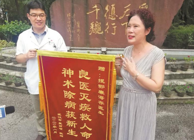 女士|无锡与武汉两地友谊长青 武汉新冠肺炎康复者来锡送锦旗