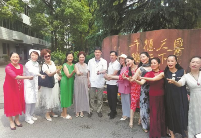女士|无锡与武汉两地友谊长青 武汉新冠肺炎康复者来锡送锦旗