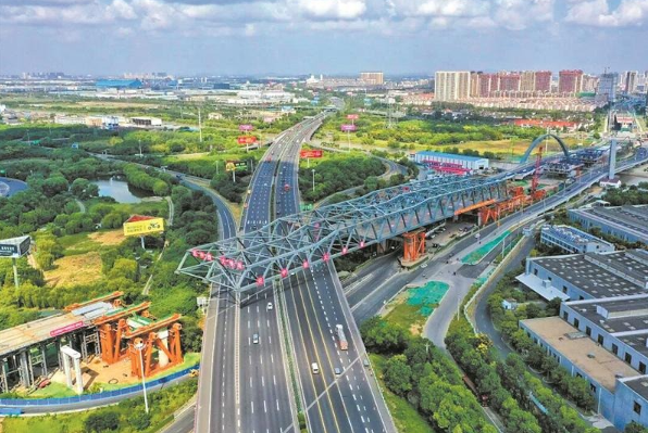 |凤翔路快速化改造上跨沪宁高速桥梁 预计今日“合龙” 明年上半年通