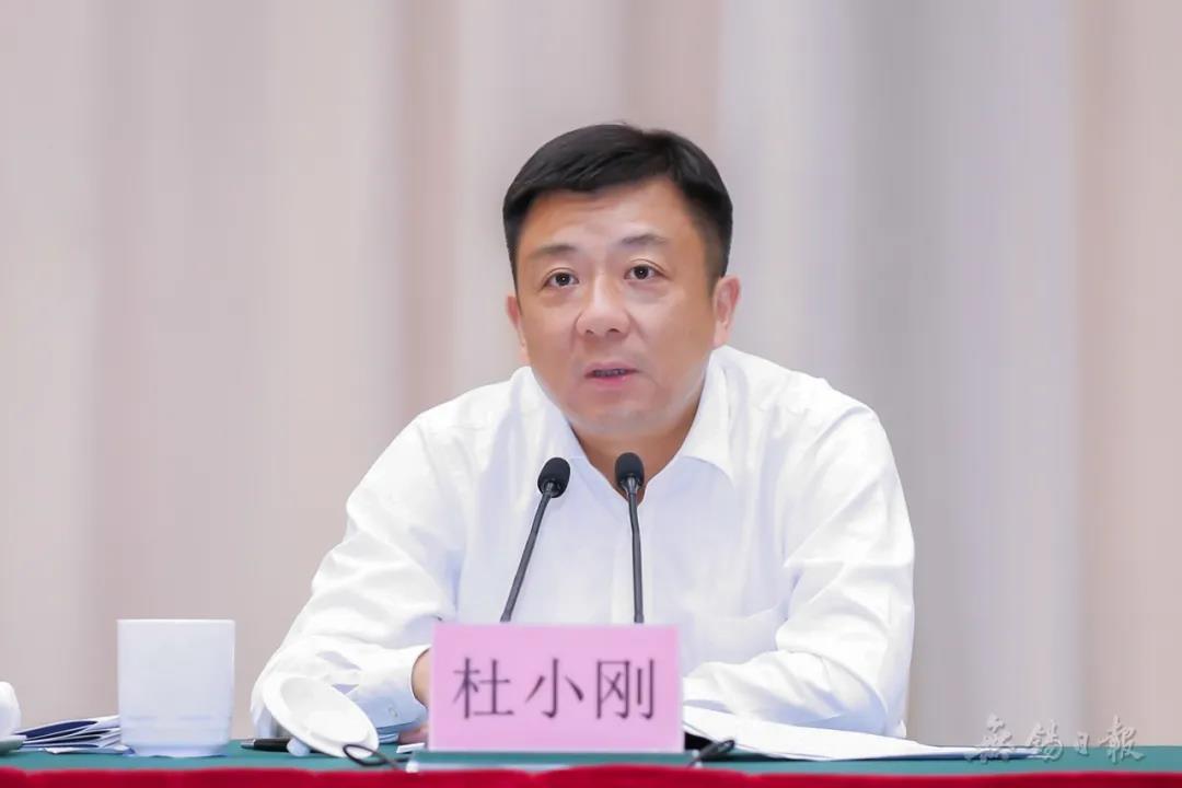 江苏 无锡 市委书记报道集 > 正文 杜小刚强调,"无限风光在险峰",滨湖