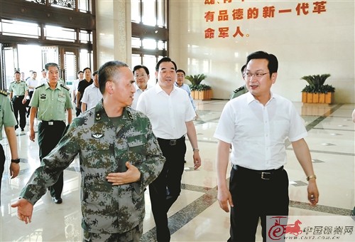 张国华,周铁根等领导与徐德清等驻徐部队首长交流座谈,共商军民融合