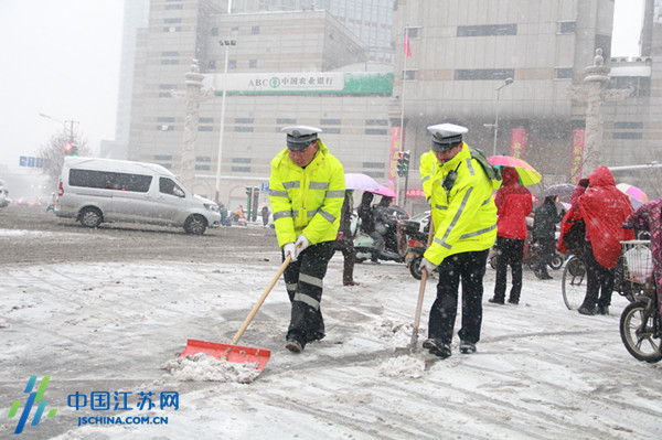直击2018徐州第一场暴雪 为浴雪奋战中的他