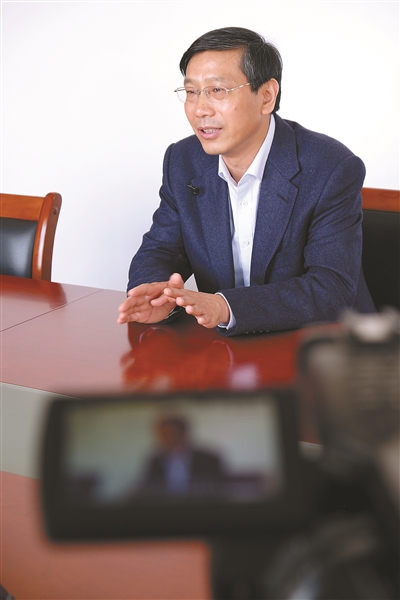 全国人大代表,徐州医科大学校长郑葵阳.
