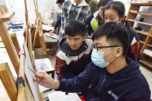 |手把手指导听障学生作画 “美苑中国行”走进徐州特教学校