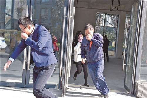 |多家企业联合举行 消防疏散实战演习