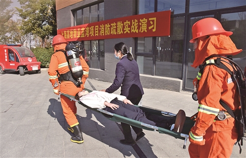 |多家企业联合举行 消防疏散实战演习