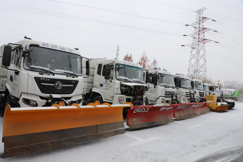 新沂城管：扫雪除冰保畅通坚守护航暖民心(图1)