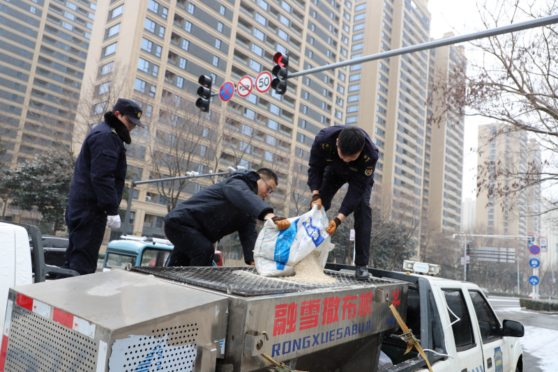 新沂城管：扫雪除冰保畅通坚守护航暖民心(图3)