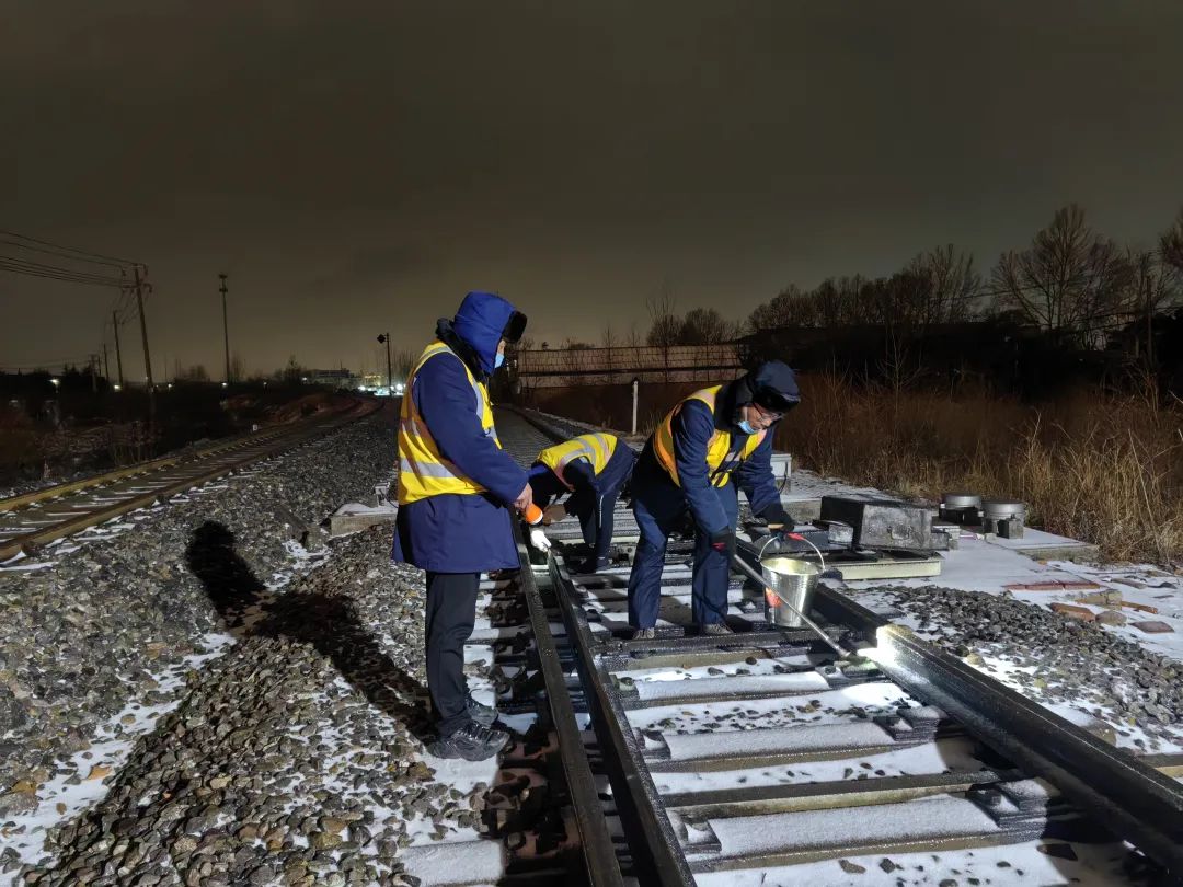 除雪保通畅！徐矿人在行动九游J9(图7)