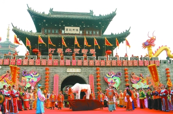 打春牛大型民俗展演在阜宁县庙湾古城广场热