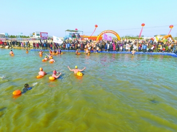 徐州、淮安、扬州、宿迁等地300余名泳客畅游