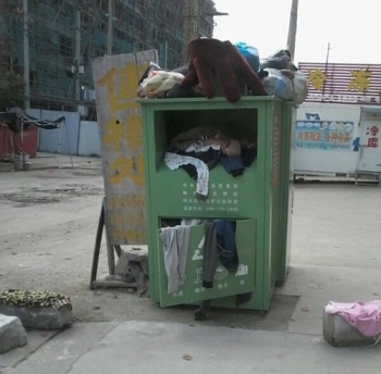 小区旧衣回收箱成摆设 少数竟成了垃圾箱