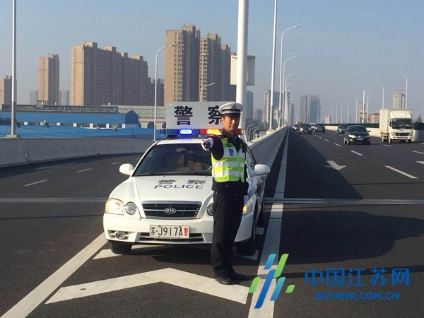 盐城公安快速路大队交警杨义军一年救助迷路轻生市民37人