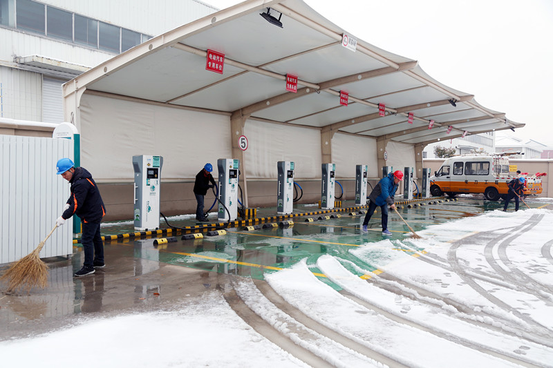 东台供电公司:保证充电站雪后安全充电