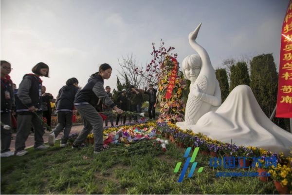 盐城千名师生祭奠丹顶鹤女孩福禄园公墓启动首届清明文化周
