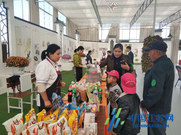 赏“鹤乡菊海”美景 品国投家政美食