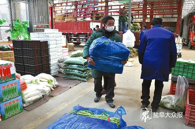『』保障菜篮子 每天1000多吨菜果从华东（盐城）农产品交易中心发出